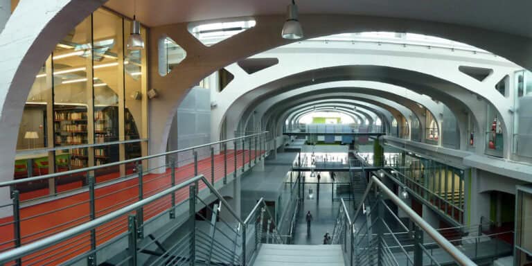 Panneau, escalier et intérieur moderne à Mulhouse.
