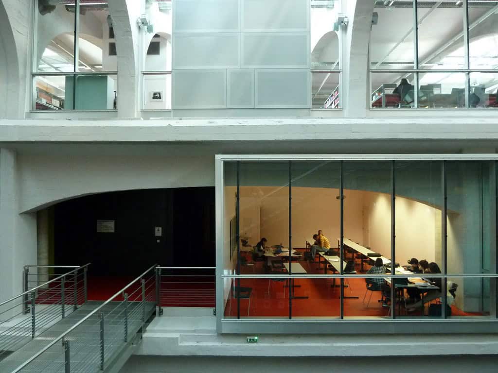 Espace d'études moderne à Mulhouse, intérieur lumineux et équipement récent.